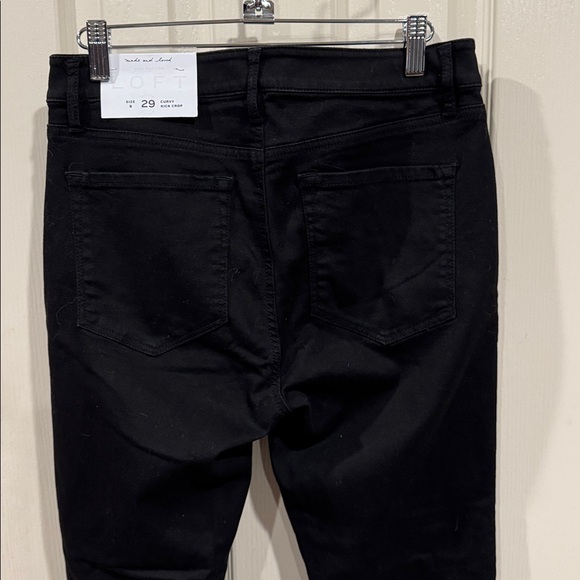 NWT- LOFT “Curvy Kick Crop” Black Jeans.
Sz 8 - Picture 9 of 12
